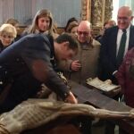 El presidente de la Diputación, Jesús Julio Carnero, asiste al lavado de las llagas de Cristo con vino