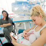 Uno de los principales objetivos de esta prueba piloto del Clínic es reducir la ansiedad de las madres en el cuidado de sus hijos