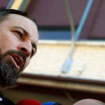 Santiago Abascal contestando a las preguntas de los medios tras votar el pasado domingo