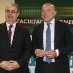 El presidente de la Diputación de Valladolid, Jesús Julio Carnero, imparte la conferencia «El papel de las diputaciones provinciales en el siglo XXI» en la Facultad de Comercio junto a su rector, José Antonio Salvador / Dos Santos