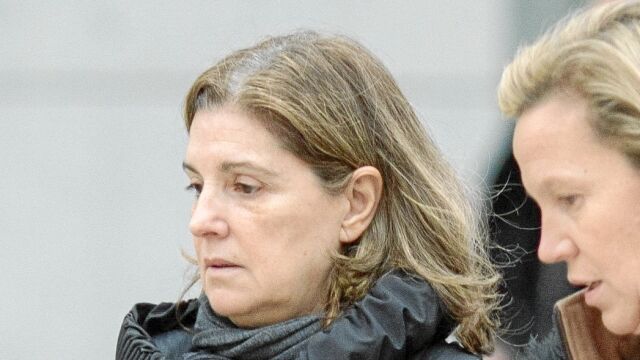 La mujer del ex tesorero del PP, Rosalía Iglesias, acudió ayer a la Audiencia Nacional donde compareció