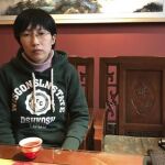 Jia Jingyuan habla a los periodistas en su campaña contra la pena de muerte de su hermano Jia.