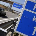 Un coche circulando por una autopista de peaje.