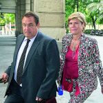 La ex directora de formación profesional Teresa Florido y su abogado, Jon Ander Sánchez.