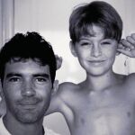 Banderas junto al hijo de Griffith, Alexander Bauer, en 1995