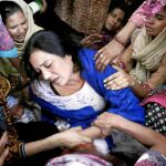 Mujeres paquistaníes reconfortan a una madre que perdió a su hijo en un ataque con bomba en Lahore, Pakistán, en marzo del año pasado