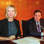Los consejeros de Familia y Sanidad, Alicia García y Antonio María Sáez Aguado, respectivamente, momentos antes de presentar la plataforma de atención a pacientes crónicos, ayer en Valladolid