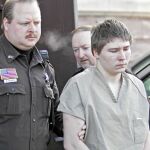 Dassey, en una foto de 2003, escoltado por un policía a las puertas del juzgado de Manitowoc