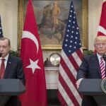 Los presidente de EE.UU., Donald Trump (dcha.) y de Turquía, Recep Tayyip Erdogan, en una rueda de prensa conjunta en Washington.