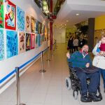El artista vallisoletano Roberto Gutiérrez explica la obra que puede verse en la exposición a un grupo de visitantes durante la inauguración