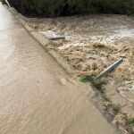 Numerosos ríos españoles están en máximos de caudal con riesgo de desbordamiento por las intensas lluvias de a causa del temporal «Félix». En la imagen, el arroyo Alameda, en Arahal (Sevilla)