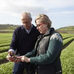Liam Houston, jefe de servicios de agricultura en la Granja de Houston en Tasmania, revisa una aplicación de The Yield con Ros Harvey. (Foto de Chris Mollison)