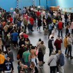 Cientos de personas hacen cola para votar e el pabellón polideportivo del Milladoiro, en Ames, a las afueras de Santiago