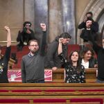 Diputados de la CUP protestan puño en alto en el Parlament a la hora en la que estaba previsto el pleno