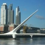 El Puente de la Mujer en Puerto Madero baila un tango infinito