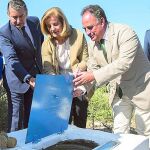 La ministra, junto al delegado del Gobierno y el presidente CHG