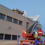 Dos muertos al estrellarse una avioneta en una gasolinera de Badia del Vallès (Barcelona)