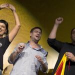 Los líderes de ERC, Oriol Junqueras, de la CUP, Anna Gabrie y de Si que es Pot , Albano Danti Fachín al terminar el acto político conjunto protagonizado por ERC, CUP y Podemos