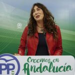 La secretaria general del PP-A, Loles López, ayer en rueda de prensa