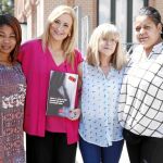 La presidenta regional junto a las mediadoras de las entidades sociales que trabajan contra la trata de seres humanos