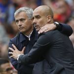 Los entrenadores se saludan antes del derbi