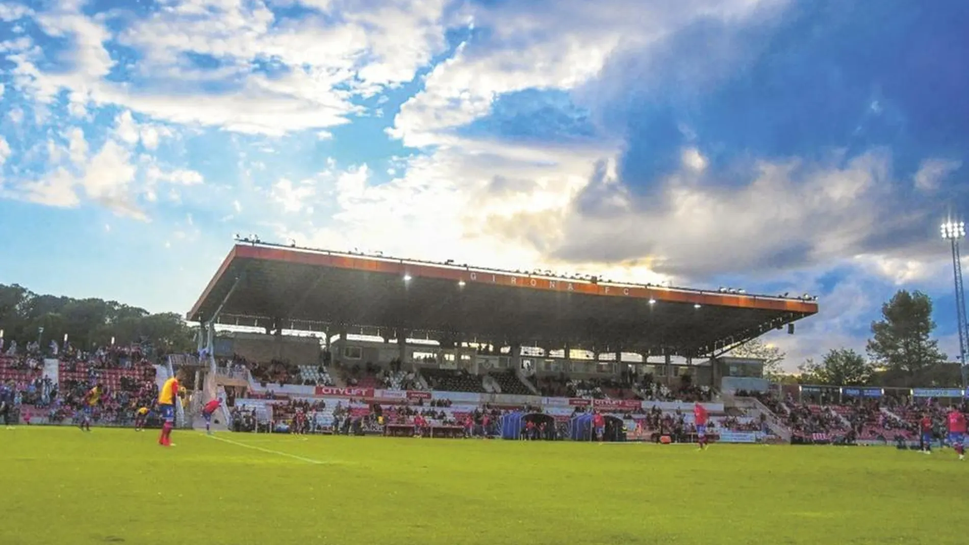 El estadio Montilivi, que ha sido arreglado en los últimos días, será esta tarde de Primera División para vivir una Jornada histórica. Su aforo ronda los doce mil espectadores