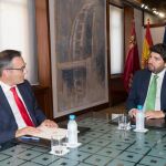 El presidente de la Comunidad, Fernando López Miras (dcha.), junto al delegado del Gobierno en la Región, Diego Conesa, ayer en la primera reunión institucional de ambos líderes desde que el socialista tomara posesión en el cargo