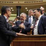El diputado socialista Eduardo Madina (i) conversa con el portavoz del PNV en el Congreso, Aitor Esteban (d), hoy en el Congreso