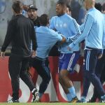 Evra, durante el incidente que ha provocado la sanción de la UEFA.
