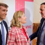 El consejero de Sanidad, Antonio María Sáez Aguado, conversa con los hepatólogos Gloria Sánchez y Javier García antes de comenzar una jornada sobre la hepatitis C