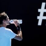 El suizo Rogerd Federer bebe agua durante un descanso en su partido de la cuarta ronda del Abierto de Australia contra el húngaro Marton Fucsovics.