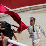 Imagen de Pepín Liria dando un pase de pecho con rodilla entierra