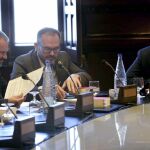 El presidente de la cámara catalana Roger Torrent, junto al vicepresidente primero Josep Costa, y al secretario primero, Eusebi Cambdepadros, al inicio dela reunión de la Mesa del Parlament celebrada antes del inicio del pleno. Foto/ Efe