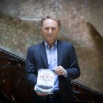 El escritor Dan Brown, en la Casa Milà de Gaudí
