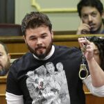 Gabriel Rufián, con las esposas en la mano