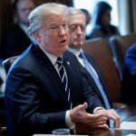 El presidente estadounidense, Donald Trump, ofrece un discurso durante una reunión en el Ala Oeste de la Casa Blanca, en Washington. EFE/ Shawn Thew