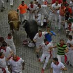 Los toros de Fuente de Ymbro han protagonizado un veloz cuarto encierro / Foto: Ap