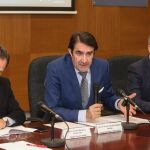 El consejero de Fomento y Medio Ambiente, Juan Carlos Suárez-Quiñones, informa a los alcaldes, en presencia del director de Protección Civil, José Luis Ventosa, y del delegado de la Junta en Valladolid, Pablo Trillo