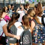 Imagen de un grupo de escolares a la salida de un colegio en Barcelona