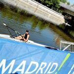 Jorge, de 18 años, se puso a remar en cuanto «abrieron» el agua a principios de julio. Fotos: Rubén Mondelo
