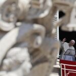 El Papa Francisco durante el rezo del Ángelus en la Plaza de San Pedro