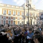 Los indignados culminaron su segundo cumpleaños con una concentración en el Kilómetro Cero donde cantaron una versión de «Los cuatro muleros», de Federico García Lorca