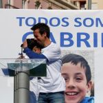 Los padres de Gabriel se abrazan durante una concentración