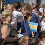 La presidenta andaluza, Susana Díaz, saluda a un grupo de personas durante la visita de esta semana a El Palmar de Troya (Foto: Efe)