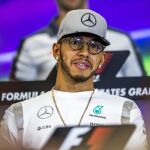 El piloto británico Lewis Hamilton (Mercedes), habla en una conferencia de prensa
