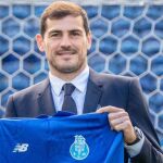 Iker Casillas sujeta la camiseta del Oporto tras su última renovación.