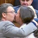 Pablo Iglesias besa a Xavier Domènech en el Congreso de los Diputados