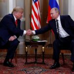 El presidente estadounidense, Donald Trump, y su homólogo ruso, Vladimir Putin, durante un encuentro