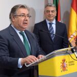 El ministro del Interior Juan Ignacio Zoido, pronuncia unas palabras durante el acto de toma de posesión del nuevo jefe superior de la Policía Nacional en el País Vasco, José Antonio Santamaría, hoy en Vitoria