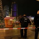 La Policía en la entrada del mercadillo